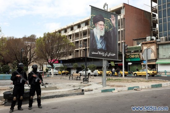 3月2日，德黑兰，安全部队在哈梅内伊画像附近执勤