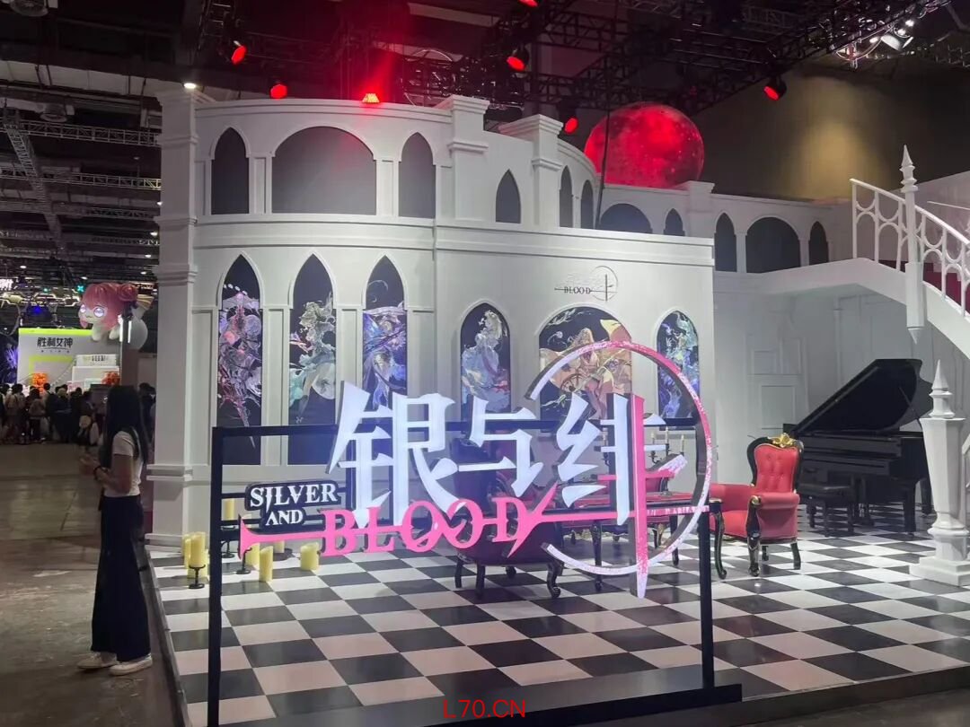 2025年BW期间的银与绯展台。秦铭蔚/摄