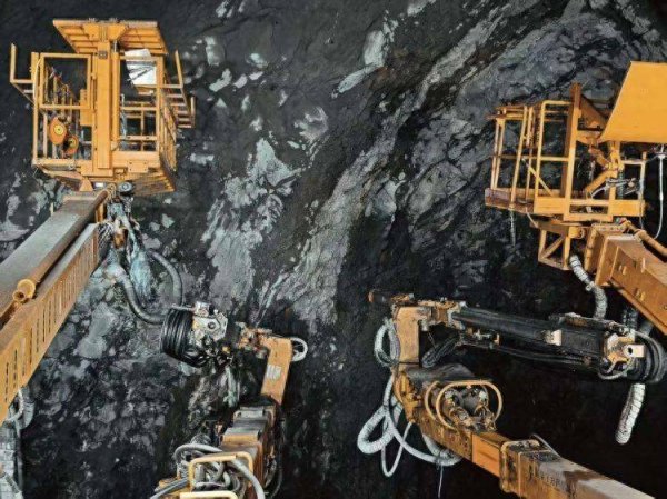 宜涪高铁控制性工程新方斗山隧道掘进突破1000米